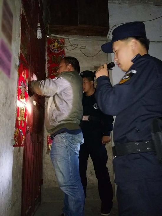 荆州粗心妈妈误将幼女锁家中 